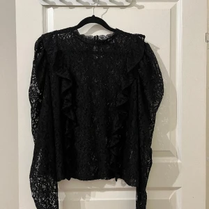 Spets blus med volang  - Spets topp med volang från HM, aldrig använts.