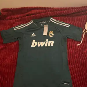 Real Madrid tröja helt oanvänd med lappar kvar. Tror att den är från 2011/12 om jag inte minns fel.