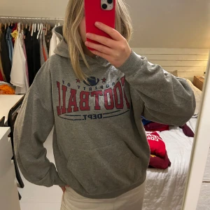 Vintage hoodie med tryck  - Grå vintage hoodie med tryck i strl L. Hoodien är lite missfärgad över hela framsidan men det är inget som framgår på bild. Det är iaf svagt gula fläckar, jag kan skicka bättre bilder! Jag säljer just nu över 15 st liknande vintagetröjor!!