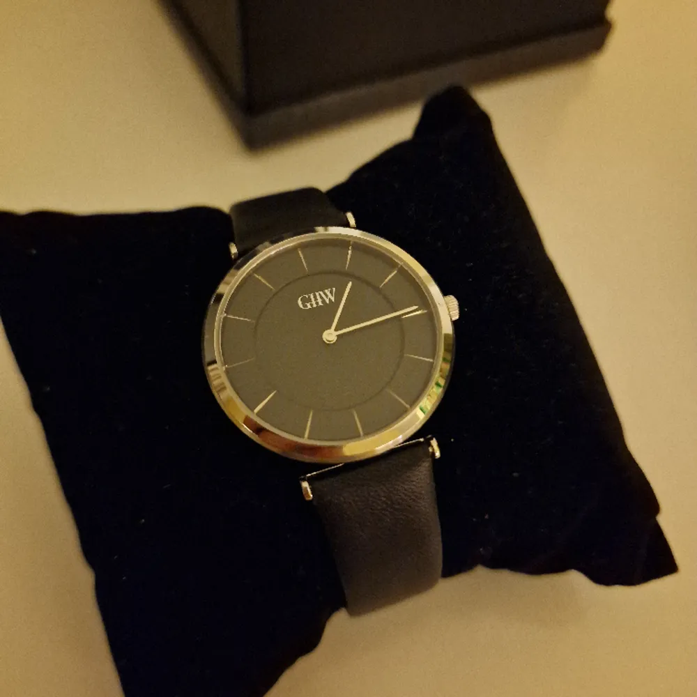 Ny och oanvänd klocka, köpte till min kille men det passade inte honom i smak därmed säljs den. Pris kan absolut diskuteras!🫶🏼. Accessoarer.