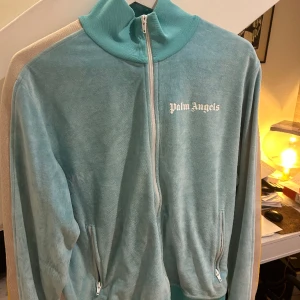 Palm Angels Track jacket Chenille  - Cond 7,5/10. Lite solblekt på insidan av kragen men syns ej vid användning. Storlek L men sitter som M. Skriv för ytterligare frågor/bilder. Priset är ej hugget i sten!