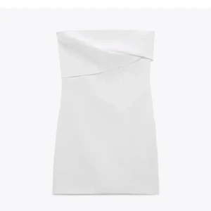 Zara klänning - Säljer denna helt oanvända zara klänningen i storlek S. Jätte fin men föll mig ej i smaken. Prislapp finns kvar. Vid intresse skriv privat (: ( egna bilder )