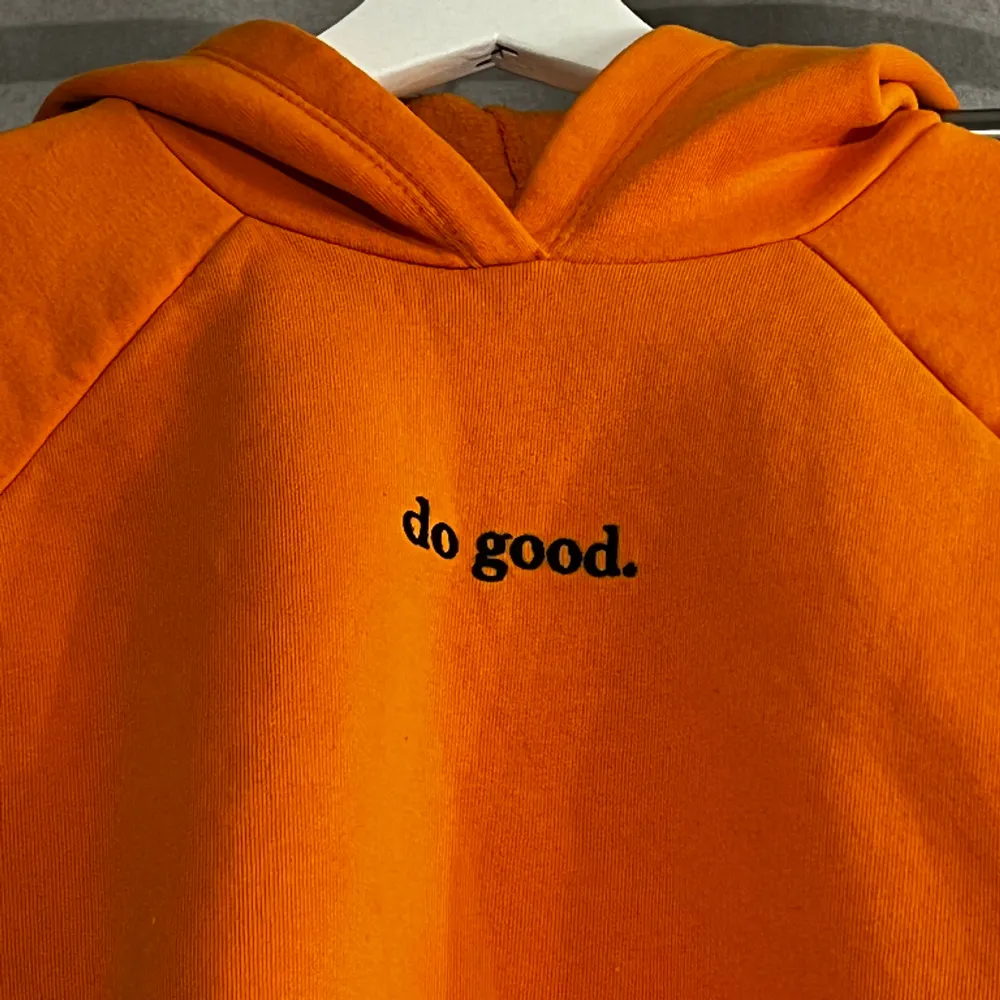 En orange hoodie från Gina Tricot i storlek S. Liten text på bröstet där det står ”do good”. . Hoodies.