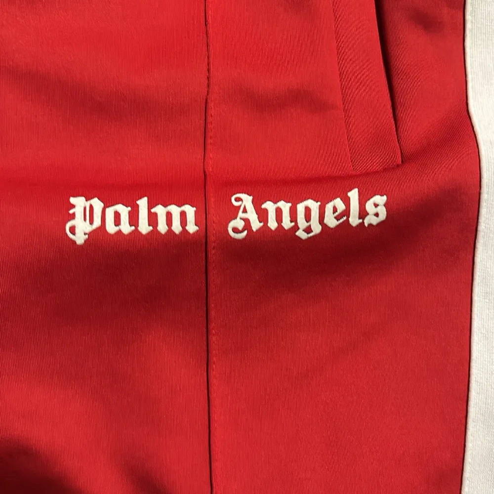 Röda Palm Angels byxor som är använda ett par gånger och i ny skick. Jeans & Byxor.
