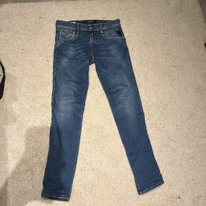 Blåa replay anbass jeans i utmärkt skick använda i 2 månader pris ca 1800kr på care of Carl 