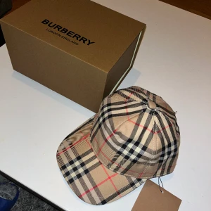 Burberry keps - Strl L