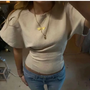 Stickad topp - OBS! Tröjan är reserverad   Säljer denna stickade toppen   då den inte kommer till användning. Bra skick. Första bilden är lånad💝