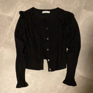 kofta - jättefin tricksad kofta ifrån zara, Den har superfina detaljer på axlarna och armarna. Kom privat för fler bilder 💕