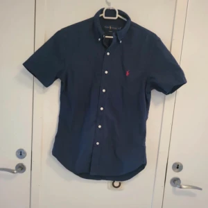 Ralph lauren skjorta - Säljer en riktigt fet kortärmad blå Ralph lauren skjorta🤑Mycket bra skick och i storlek small👕Skön tröja till sommaren☀️Vid frågor är det bara att höra av sig!🗣️