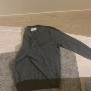 Kashmir tröja - Grå stickad tröja i 100% kasmhir från Zara. Nypris ca 1600 kr. 9/10 skick, Strl M.