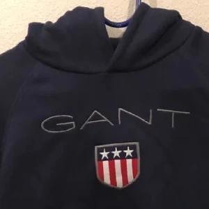Gant luvtröja i mörkblått st 170 xs s - Äkta Gant luvtröja / Hoodie i mörkblå med luva. Ficka på magen. Är i nyskick. Ficka på magen.Dottern växer så det knackar.  St 170 cm då den passar alla upp till typ 170 cm. Tjej, kille, ungdom eller vuxen.   Finns fler bilder. Köparen betalar frakt.