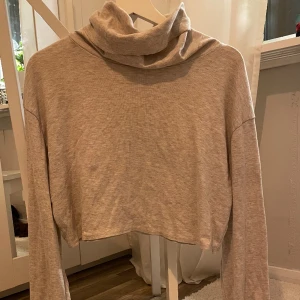 Grå långärmad tröja - En ljusgrå långarmad tröja, en fläck på armen därav det låga priset, skriv för fler bilder❤️