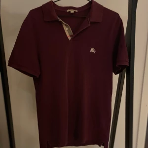 Burberry piké  - Tja säljer nu min Burberry piké som är i storlek M men passar även S skicket på pikén är 9/10 Vid fler frågor eller funderingar kontakta mig ⚡️