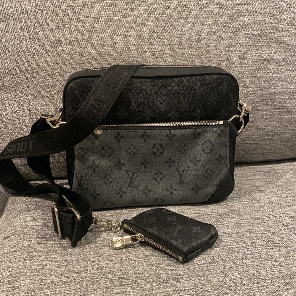 En helt ny och oanvänd LV trio messenger bag 1:1 i färgerna svart/grå. Kvaliteten på lädret och zip-låsen är Top notch! Hör av er om ni är intresserade, Priset är inte hugget i sten!🌟🌟🇫🇷 . Väskor.