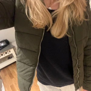 Vårjacka - Jättefin olivgrön jacka, perfekt nu till våren! Säljer pga för liten, skriv för fler bilder❣️❣️