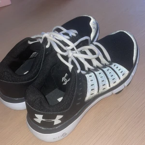 Träningsskor - Snygga och enkla träningsskor som passar till promenad eller idrott!  knappt använda så inprincip som nya 🥰