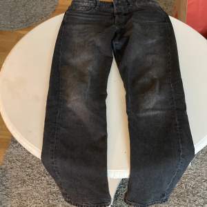 Hej jag säljer ett par jeans som är förlitet väldigt bra skick använd Max 3 gånger svarta 