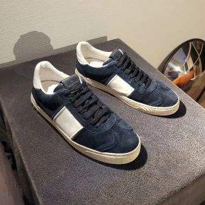 Valentino Flycrew - Extremt feta flycrews i eftertraktade färgen mörkblå! Skick 8/10. Storlek 40, passar även 41! Saknas 4 nitar, enbart skorna därav det låga priset🙂