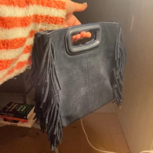 Blå maje väska m - Fint skick, inga fläckar. Tillhörande läderband från maje ingår självklart!  Kom gärna med egna prisförslag😁