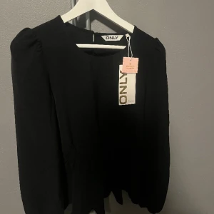 oanvänd svart blus - Oanvänd svart blus från only i storlek S💞 Alla lappar kvar!