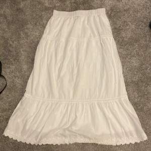 Säljer denna kjol då jag aldrig använt den. Det är en vit sommrig fin kjol från Lc Waikiki
