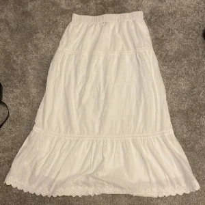 Sommar kjol - Säljer denna kjol då jag aldrig använt den. Det är en vit sommrig fin kjol från Lc Waikiki