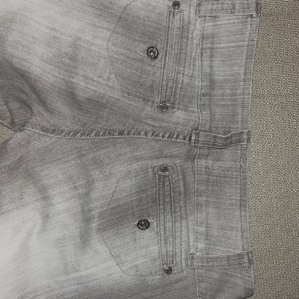 Supersnygga bootcut jeans , secondhand🕺🕺 Jag är normalt S men dessa passar nog i S/M,  ⭐️⭐️💓💓 - midjemått 37/38 cm - innerben 86 cm. Jeans & Byxor.