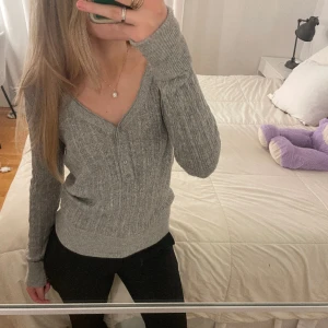 Söt stickad kofta/tröja💞 - Använt få tal gng super söt vår tröja🙌🏼