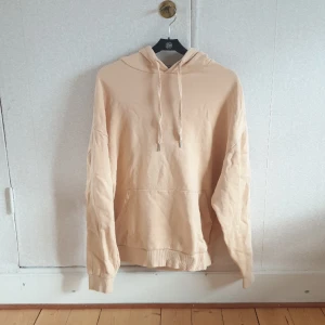 Hoodie med tryck (S) - Hoodie med tryck på baksidan. Bra skick. Storlek S. Från Asos.