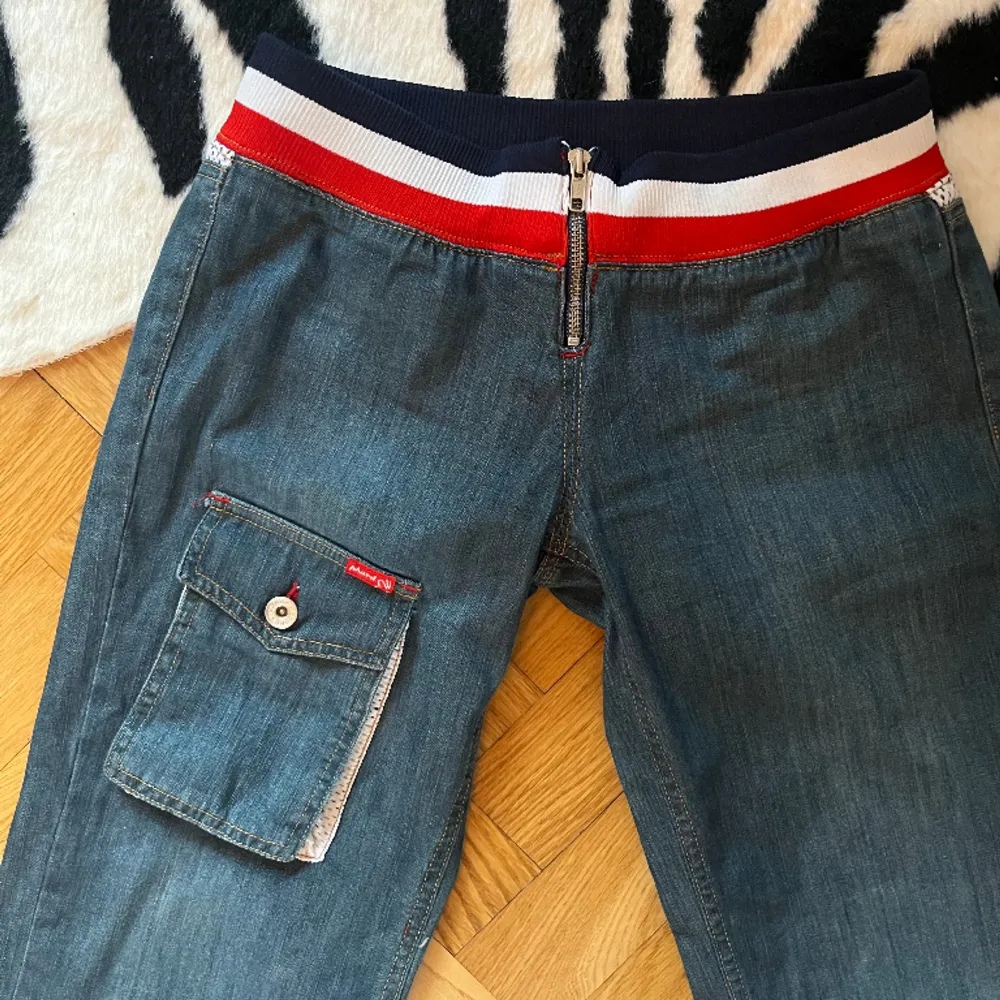 Lågmidjade jeans från Phard med raka ben och coola detaljer bak och fram, storlek S. Jag är 172 . Jeans & Byxor.
