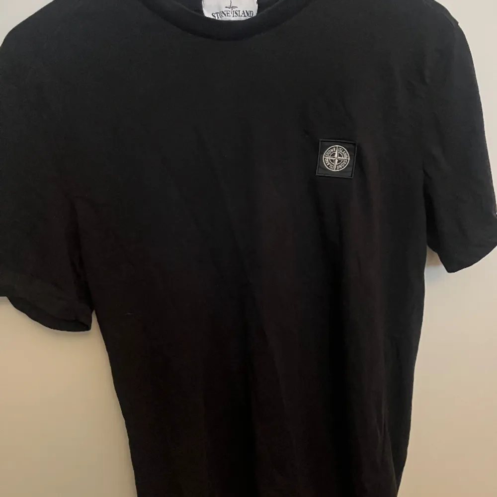 Svart stone Island t-shirt. Storlek S. . T-shirts.