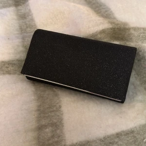 Väska  - Listen enkel svart glittrig väska med silver detaljer. Aldrig använd prislapp kvar.