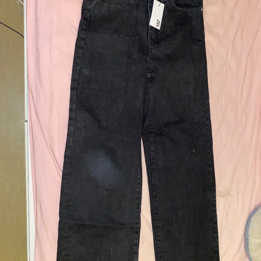 De har aldrig varit använda eftersom jag fick i fel storlek, lapparna är fortfarande på. De är högmidjade och vida i benen och jättefina! Ordinarie pris på de var 300kr. Jeans & Byxor.