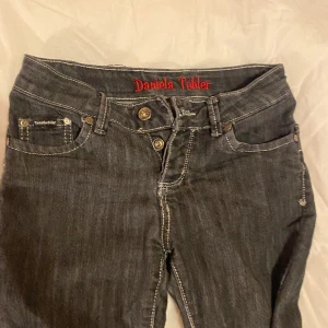 Coola lågmidjade jeans  - Super bra skick, lågmidjade jeans med cool detalj. 💓💓