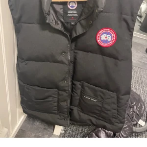 Canada Goose Väst  - Canada goose väst  Storleken M vill bara bli av med den  Kan sänka priset vid snabb affär 