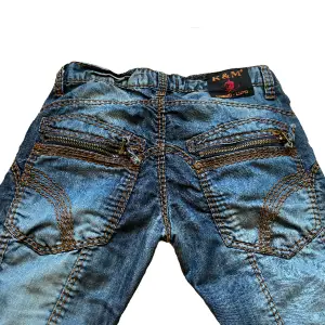 Supersnygga lågmidjade jeans från Kosmo Lupo. Mycket bra skick.  Midja 40cm Innerben 82cm Bredd längst ner 23cm