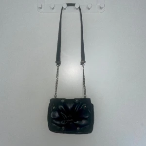 Svart axelremsväska  - Svart axelremsväska från Zara med nitar. Jättesnygg och så bra skick. 