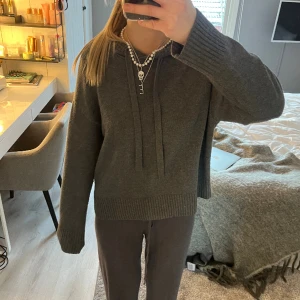 Grå stickad hoodie - Superfin grå stickad hoodie från hm, bra kvalite 