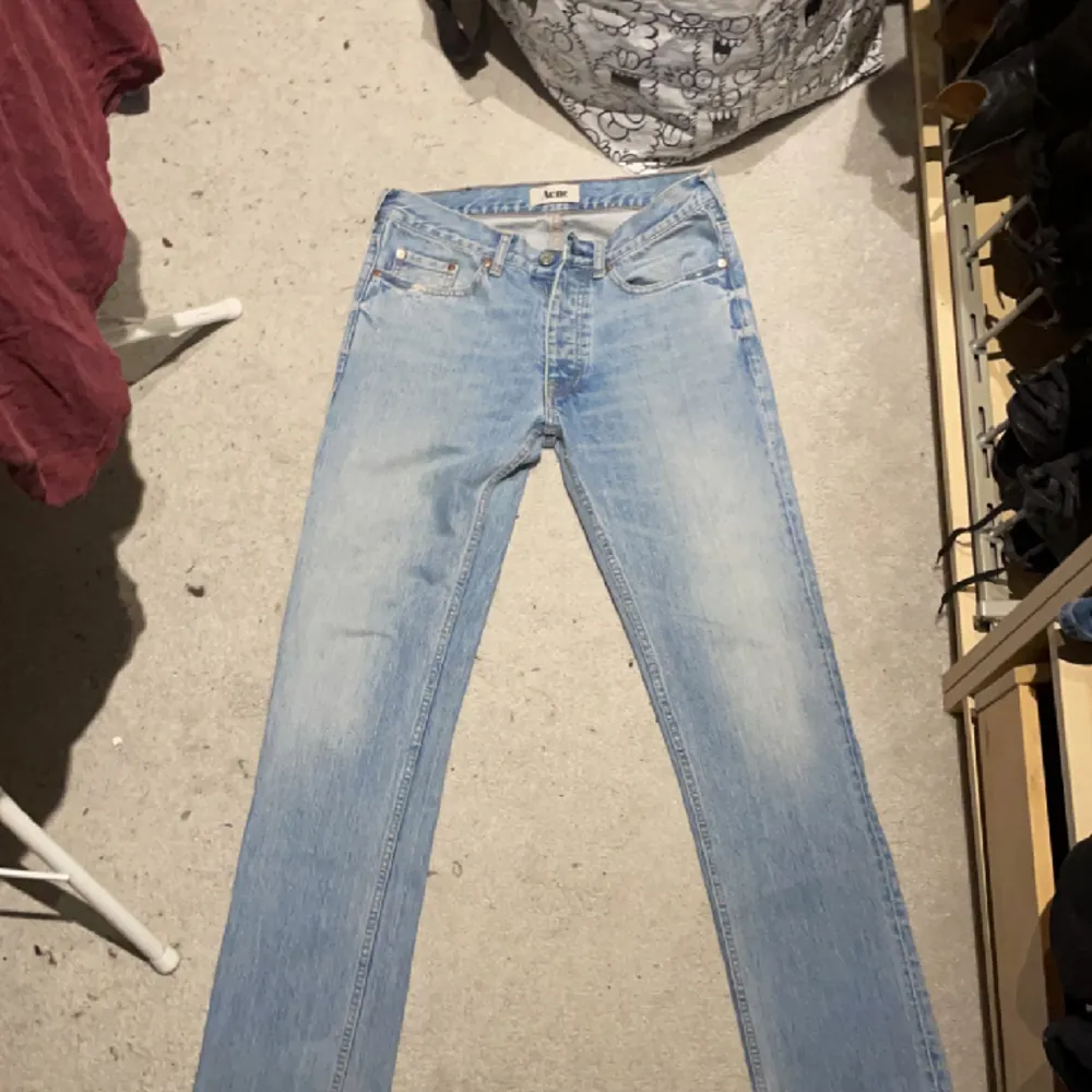 Väldigt snygga acne jeans. Väldigt bra skick utan några defekter. Hör av er vid funderingar! . Jeans & Byxor.