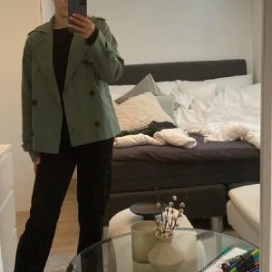 Trenchcoat  - Säljer min korta trenchcoat som Tyvär aldrig kommer till använding, den är helt slutsåld❤️
