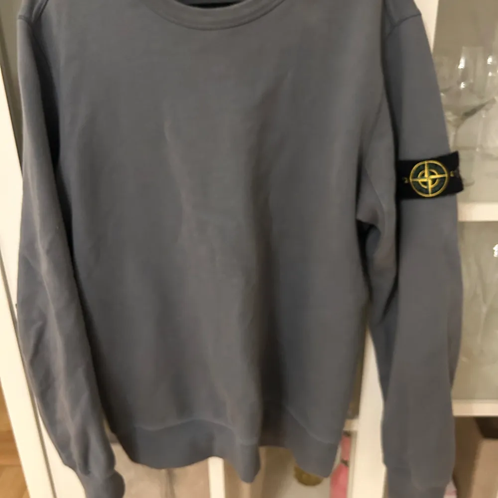 Stone island crewneck i storlek M. Den är bara använd några gånger. Finns inga täcken på användning. . Hoodies.