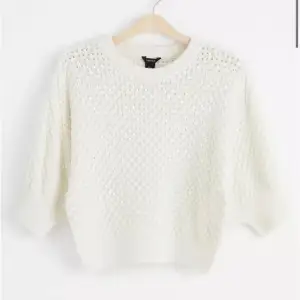 Säljer denna supersköna stickade trekvartsärmade tröjan från Lindex. Den är helt slutsåld och köpt för 500kr. En liten defekt som knappt syns eller märks, kom privat för egna bilder eller andra funderingar. ❤️Tryck gärna på köp nu 
