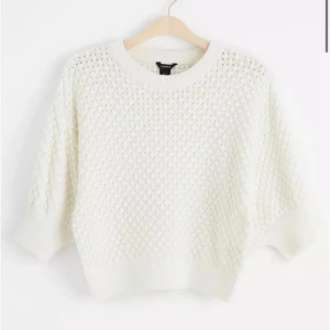 Trekvartsärmad stickad tröja  - Säljer denna supersköna stickade trekvartsärmade tröjan från Lindex. Den är helt slutsåld och köpt för 500kr. En liten defekt som knappt syns eller märks, kom privat för egna bilder eller andra funderingar. ❤️Tryck gärna på köp nu 