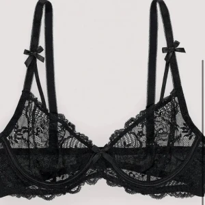 Svart spets BH - Snygg svart behå i spets med rosetter från NAKD, en vart testar och har lapparna kvar, är i storlek 70b, men är väldigt liten i storleken.