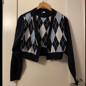 Cardigan set - Så fint set med ett stickat linne och stickad kofta! Köpt på H&M, har inga defekter! Linnet är storlek XS och koftan är S