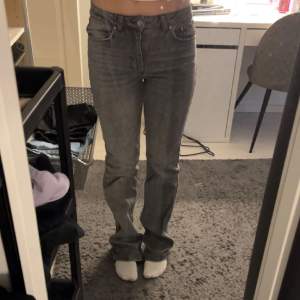 Säljer dessa jeans från ginatricot! Nästan aldrig använda. Dom är midwaist och gråa. Skriv om du är intresserad eller vill ha mer bilder!!! Pris kan diskuteras!