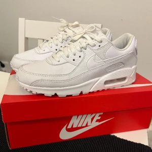 Air max 90 - Helt nya storlek 42. Vill helst byta mot exakt samma fast storlek 43 men kan sälja dom till rätt pris.
