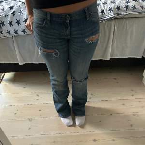 Super snygga jeans i smuts blå färg! Midjemått runt 40cm innerbenslängd runt 82 cm, pris kan diskuteras! Använd Köp nu vid snabb affär