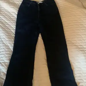 Lite baggy/ lite vidare längst ned jeans från & other stories💗 storlek 25 vilket passar xs/s , korta i modellen!!