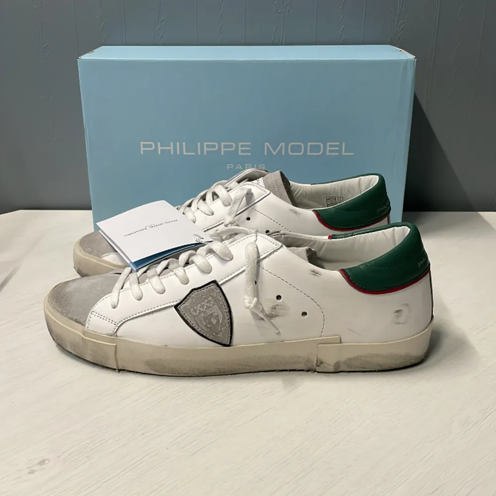 Philippe model skor i storlek 43! Allt OG finns och skorna är helt sprillans✅Nypris 3900kr, säljs för endast 2899kr❗️❗️. Skor.
